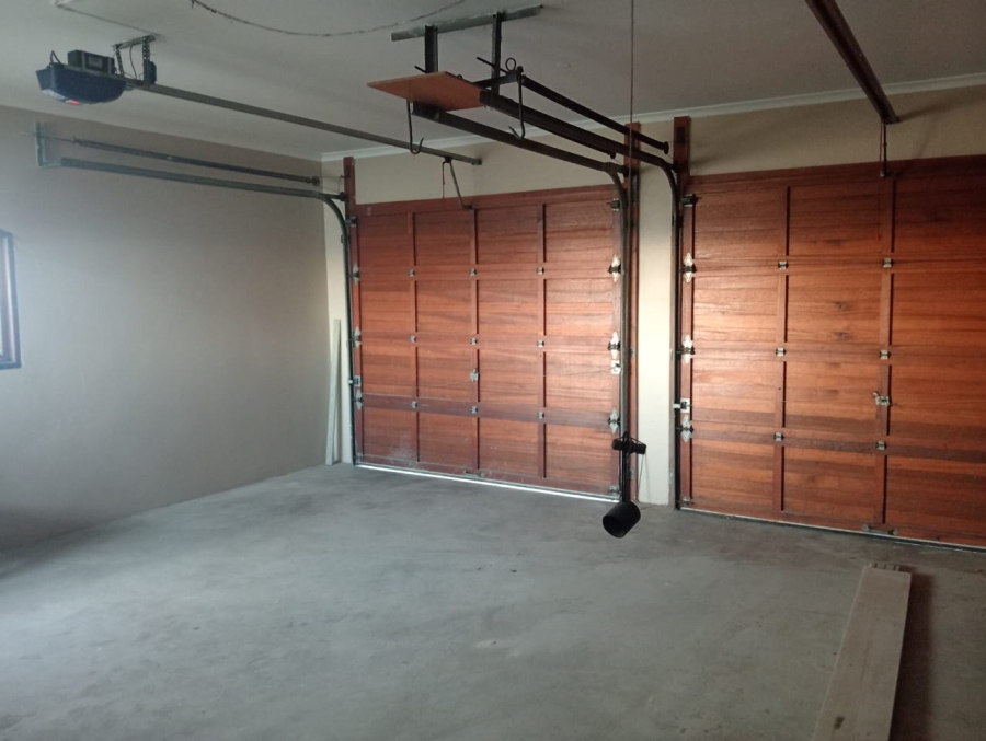 5 Bedroom Property for Sale in Paradise Beach Eastern Cape